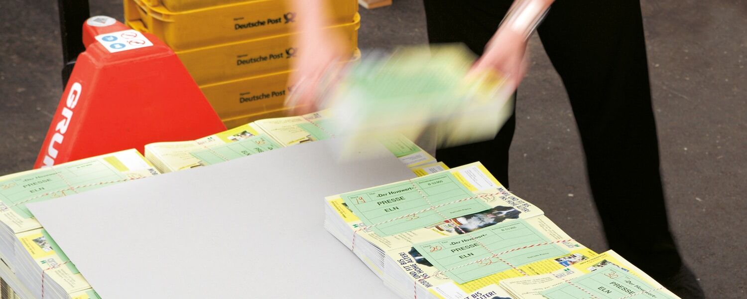 Versandvorbereitung eines Postvertriebsstücks für die Postauflieferung bei der Druckerei Rapp-Druck GmbH